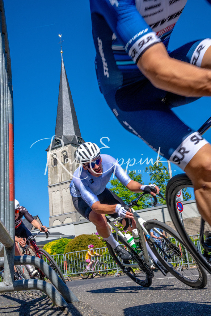 Spurt in den Mai 2026 - Großer Preis der Sparkasse Neuss | Annual one-day road cycling race "Großer Preis der Sparkasse Neuss" held in Büttgen, Germany, organized by VfR Büttgen 1912 e.V. The event features multiple races across all age categories from U11 youth to Elite men. - Realisiert mit Pictrs.com