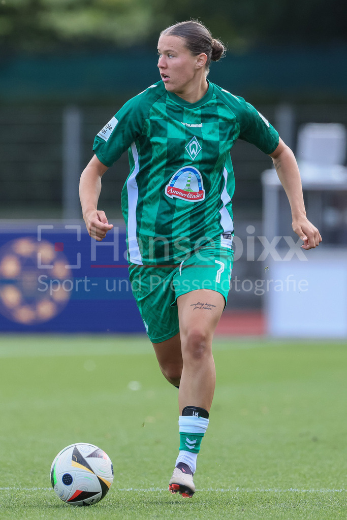 Fussball, Google Pixel Frauen-Bundesliga, SV Werder Bremen - 1. FFC Turbine Potsdam | v.li.: Larissa Mühlhaus (SV Werder Bremen, 7) am Ball, Freisteller, Einzelbild, Ganzkörper, Aktion, Action, Spielszene