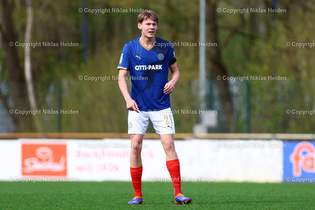 NH_HolsteinKielU19_1FCHeidenheimU19_DFBNachwuchsliga_18042026 | #21 Maximilian Apelt (Holstein Kiel U19)Fußball I Herren I U19 DFB-Nachwuchsliga Hauptrunde Liga A, Gruppe B I Saison 2025-2026 I 9. Spieltag I Holstein Kiel U19 - 1. FC Heidenheim U19 I 18.04..2026 I Citti-Fußball-Park