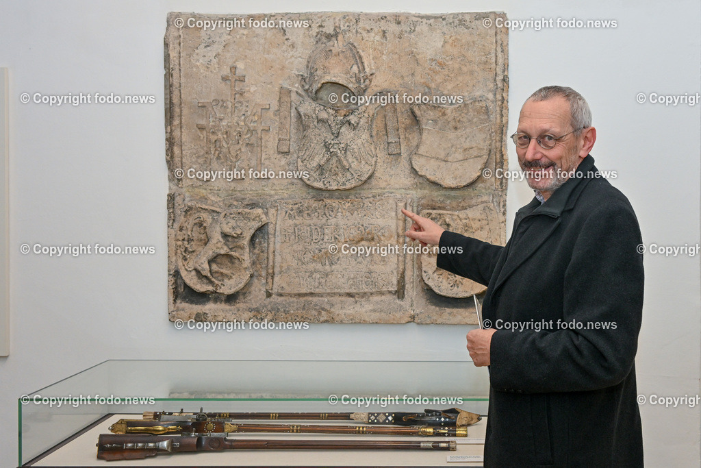 Schlossmuseum Linz_ 18.01.2024-8 | 18.01.2024, Schlossmuseum Linz, AUT, Schlossmuseum, im Bild Bernhard Prokisch (Schlossmuseum, Numismatik) beim Original Wappenstein des Friedrichstor der Linzer Burg, Datiert 1481