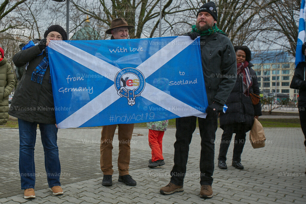 #IndyBerlin23 - Demonstration für schottische Unabhängigkeit | Rund 60 Personen ziehen am 11.03.2023 mit einer Demonstration vom Brandenburger Tor an der Britischen Botschaft vorbei zum Roten Rathaus, um die Unabhängigkeit Schottlands zu fordern.

On March 11, 2023, approx. 60 people rally in support of the Scottish independence, marching from Brandenburg Gate via the British Embassy to the Red Town Hall.  - Realisiert mit Pictrs.com