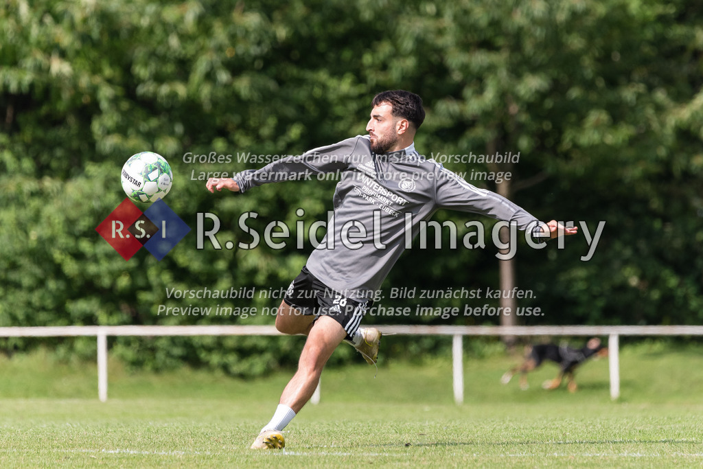 RS-1-001970 | Arif Mete Kilic (#26, Reinfeld) wärmt sich in der Halbzeitpause auf.