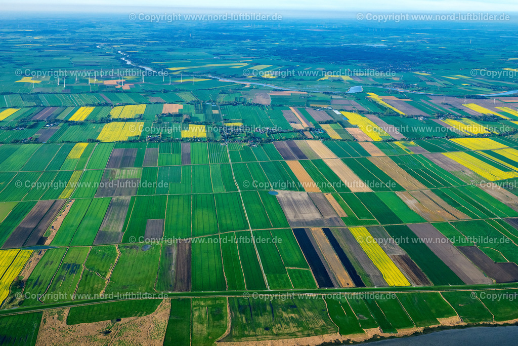 Balje_Felder_ELS_4264010523 | KRUMMENDEICH 01.05.2023 Landschaft vorwiegend landwirtschaftlich genutzte Felder in Krummendeich im Bundesland Niedersachsen, Deutschland. // Landscape of mainly agricultural fields in Krummendeich in the state Lower Saxony, Germany. Foto: Martin Elsen