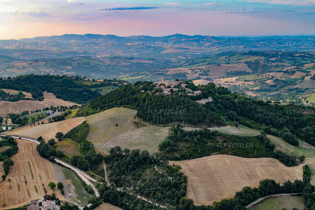 Vue aérienne: Vue de la ville à Cartoceto dans le département Les Marches, Italie. Photo: IMG_43103.jpg prise le 16/07/2011 par Werner Riehm/FLY-FOTO.eu – Résolution de l'original: 4272 x 2848 px