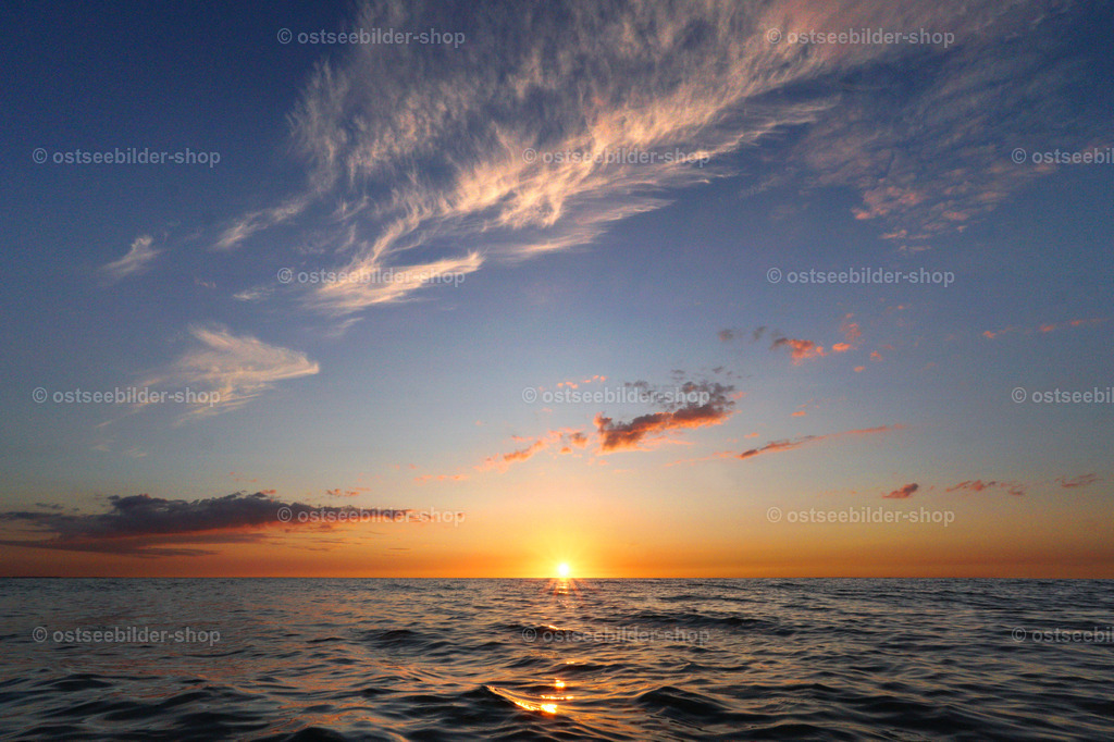 Zarte Cirruswolken am Abendhimmel | Feine Cirruswolken schmücken den Abendhimmel über der Ostsee kurz vor Sonnenuntergang.