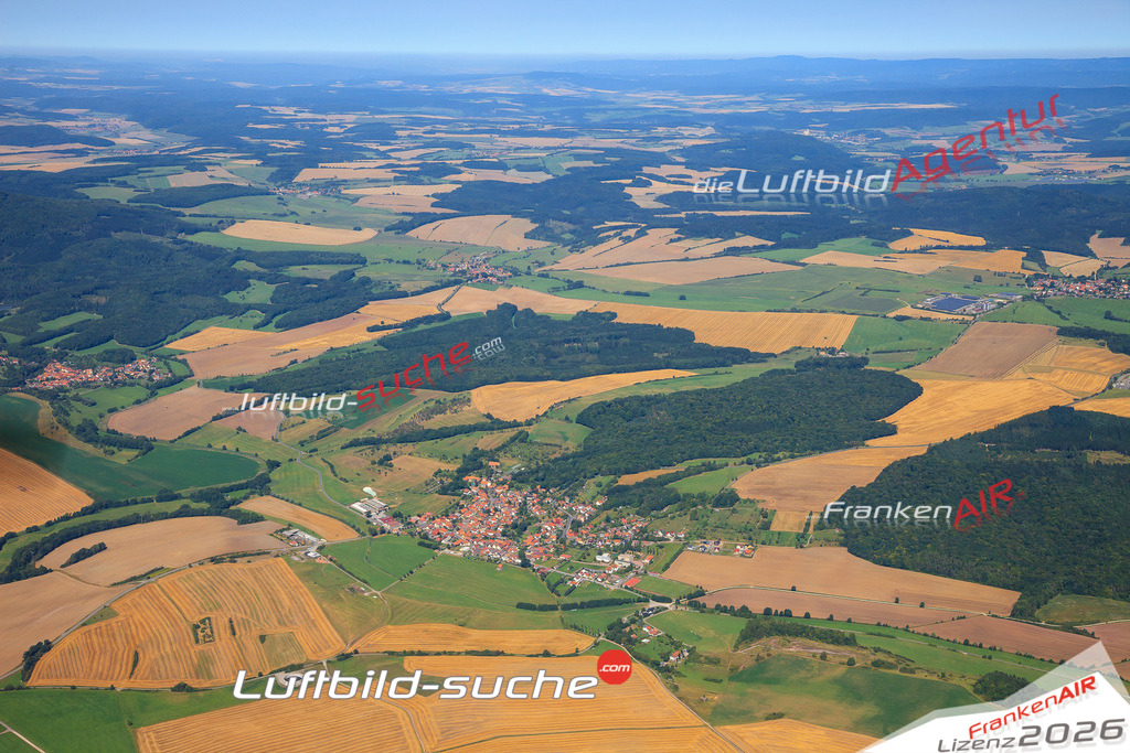 Die Luftaufnahme Gleichamberg - Roemhild wurde vom UL-Flugzeug (keine Drohne) aus fotografiert.Hohe Druck- Auflösung-die Geschenkidee!