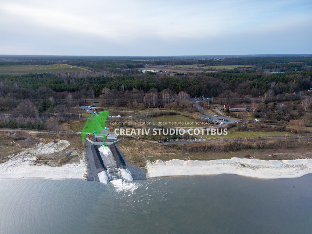 Einlaufbauwerk Cottbuser Ostsee | Der zukünftige Cottbuser Ostsee mit dem Einlaufbauwerk, welches das alte Tagebaurestloch mit Wasser aus der Spree gefüllt. - Realisiert mit Pictrs.com