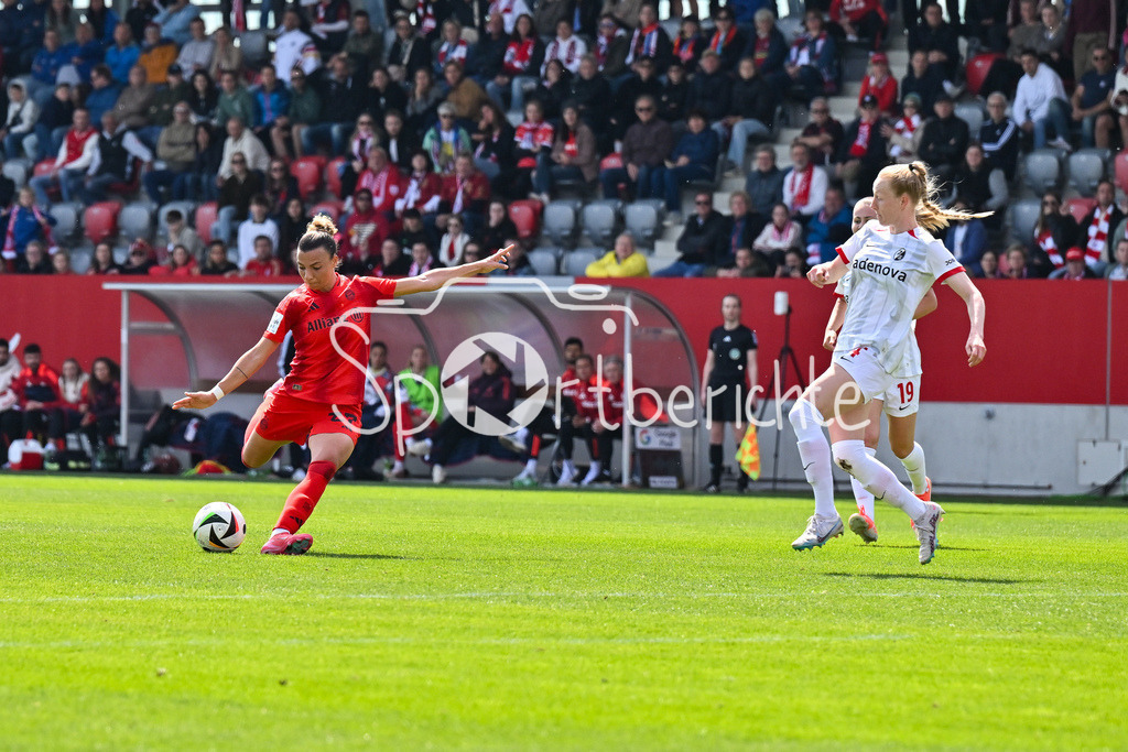FC Bayern München - SC Freiburg | den Torschuss von Arianna CARUSO (FC Bayern Muenchen Frauen 27) kann Julia STIERLI (SC Freiburg Frauen 5) nicht mehr verhindern / Frauen Bundesliga: FC Bayern Muenchen - SC Freiburg, FC Bayern Campus am 27.04.2025