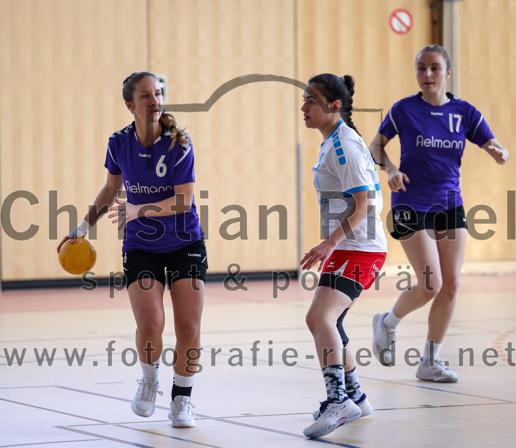 2023-03-18_036_SpVgg_Altenerding_II_gegen_HSG_Freising-Neufahrn_II | Erding, Deutschland, 18.03.2023:
Handball, Bezirksliga Frauen Altbayern 2022 / 2023, 14. Spieltag, SpVgg Altenerding II gegen HSG Freising-Neufahrn II, Endergebnis: 25:27

Elisabeth Bauschmid (SpVgg Altenerding, #6), Eduarta Krasnigi (HSG Freising-Neufahrn, #8), Thea-Sophie Steinbrecher (SpVgg Altenerding, #17)

Foto: Christian Riedel / fotografie-riedel.net