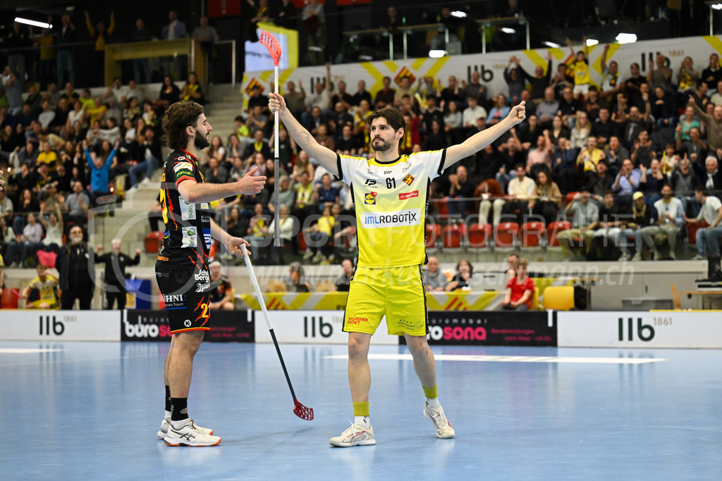 HC Rychenberg - Tigers Langnau - 19. März 2026 | Nico Mutter (#61 HC Rychenberg Winterthur) erzielt zum grossen Frust von Matteo Nico Steiner (#21 Tigers Langnau) einen weiteren Treffer am L-UPL Playoff-Viertelfinal-Spiel zwischen HC Rychenberg und Tigers Langnau am 19. März 2026 in der AXA Arena in Winterthur, Schweiz.Bild: Sportfotografie Markus Aeschimann | www.markus-aeschimann.ch - Realisiert mit Pictrs.com
