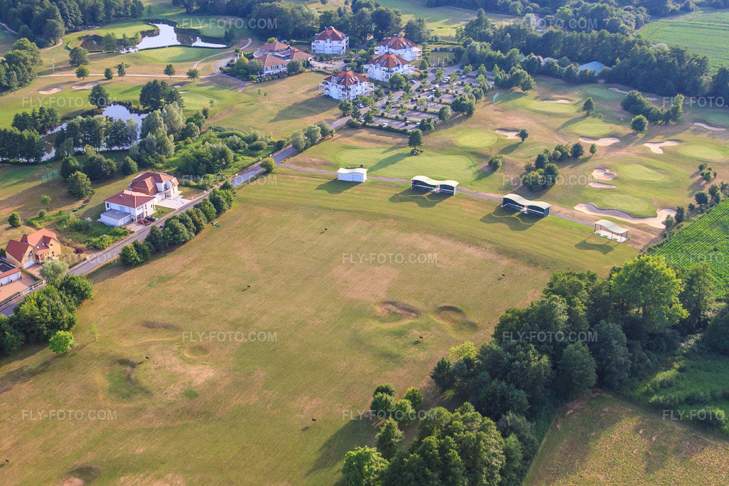 Aerial view: Baden-Baden Golf Club Soufflenheim in Soufflenheim in the state Bas-Rhin, France. – Photo: IMG_30515.jpg taken on 07/09/2010 by Werner Riehm/FLY-FOTO.com – Resolution of the original: 4752 x 3168 px