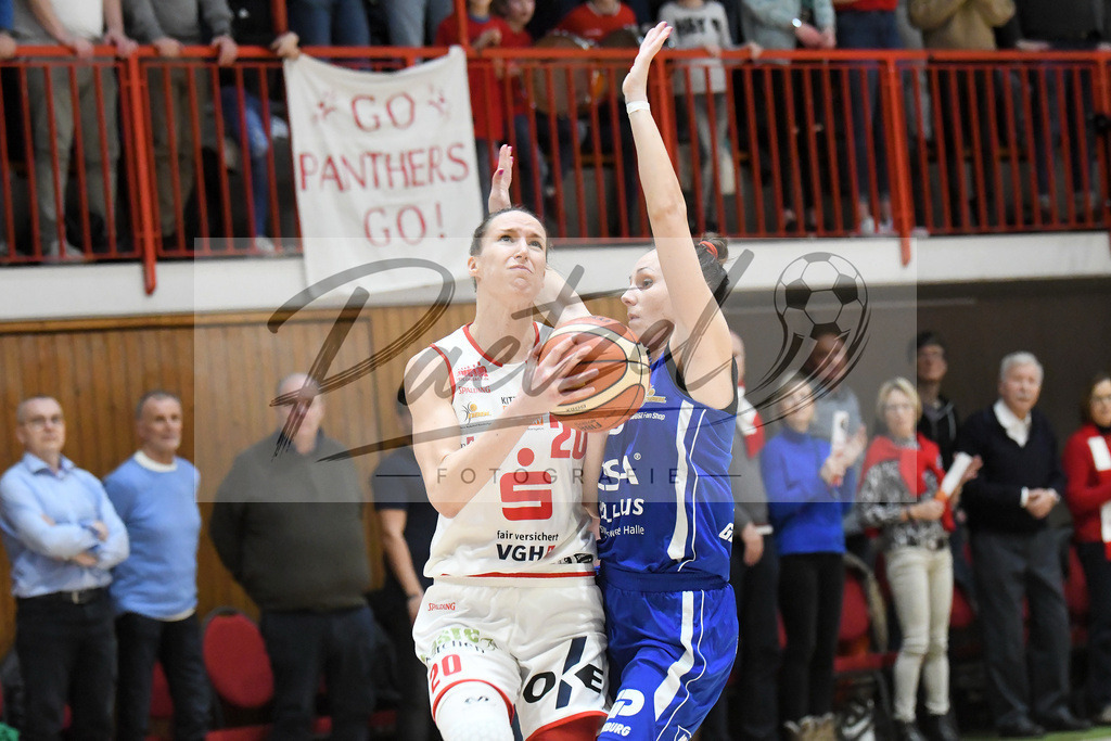 20200126_PANHAL_0022 | Basketball, Frauen: Kata Takacs (GiroLive-Panthers Osnabrück) und Snezana Aleksic (GISA LIONS SV Halle) im Zweikampf beim Spiel der Toyota DBBL zwischen GiroLive-Panthers Osnabrück vs. GISA LIONS SV Halle am 26.01.2020 im Panthers Dome in Osnabrück, Deutschland.(Foto von Nico Paetzel) - Realisiert mit Pictrs.com