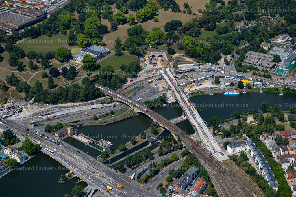 4034533 | STUTTGART 22.07.2020 Baustelle zum Neubau und der Montage des Eisenbahn- Brückenbauwerk " Neckarbrücke " zur Streckenführung der Bahn- Gleise über den Neckar im Rahmen des Teil des Projekts Stuttgart 21 am Rosensteintunnel im Ortsteil Bad Cannstatt in Stuttgart im Bundesland Baden-Württemberg, Deutschland. Weiterführende Informationen bei: Dreifeld Materialprüftechnik GmbH,  Feig Gerüstbau,  Hülskens Wasserbau GmbH &amp; Co. KG,  Max Bögl Bauservice GmbH und Co. KG,  sbp gmbh - schlaich bergermann und partner. // New construction of the railway bridge ueber den Neckar in the district Bad Cannstatt in Stuttgart in the state Baden-Wurttemberg, Germany. Further information at: Dreifeld Materialprueftechnik GmbH,  Feig Geruestbau,  Huelskens Wasserbau GmbH &amp; Co. KG,  Max Boegl Bauservice GmbH und Co. KG,  sbp gmbh - schlaich bergermann und partner. Foto: Gerhard Launer