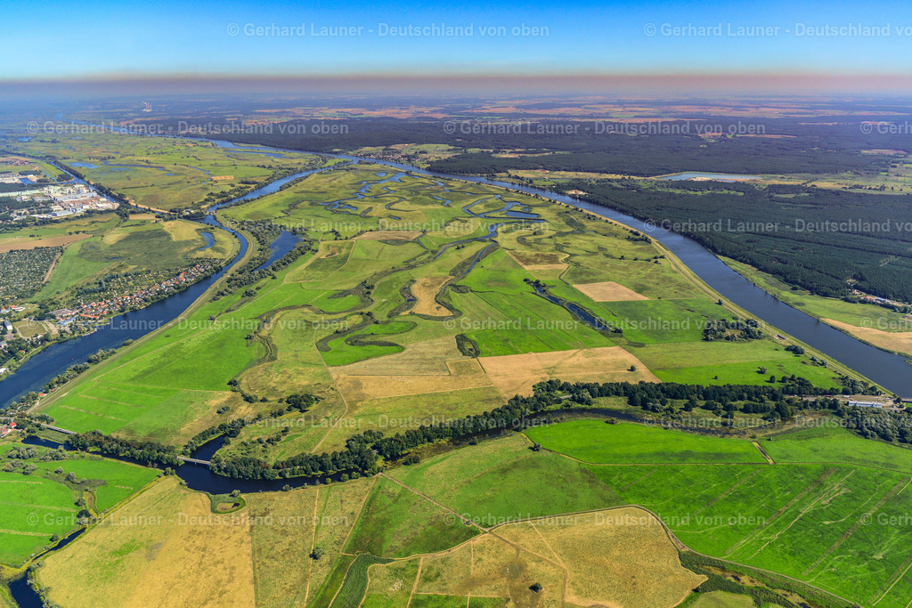 3637502 | Nationalpark Unteres Odertal  bei  GóRKI KRAJNICKIE 25.08.2016 Grasflächen- Strukturen einer Wiesen- und Feld Landschaft in der Auen- Niederung am Ufer des Flußverlaufes der Oder in Gorki Krajnickie im Bundesland Brandenburg, Deutschland // Grassland structures of a meadow and field landscape in the lowland on the banks of the river Oder in Gorki Krajnickie in the state Brandenburg, Germany Foto: Gerhard Launer