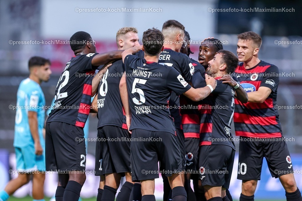 FCVK16092501048 | 16.09.2025, Fußball, FC Viktoria Köln – TSG 1899 Hoffenheim II, 3.Liga, Sportpark Höhenberg, Saison 2025 2026: Torjubel nach dem Tor zum 1:0 durch Torschütze Tim Kloss&nbsp;(Viktoria Koeln #18)  zusammen mit Verthomy Boboy&nbsp;(Viktoria Koeln #22) Christoph Greger&nbsp;(Viktoria Koeln #15) Simon Handle&nbsp;(Viktoria Koeln #07) DFB regulations prohibit any use of photographs as image sequences and or quasi-video.