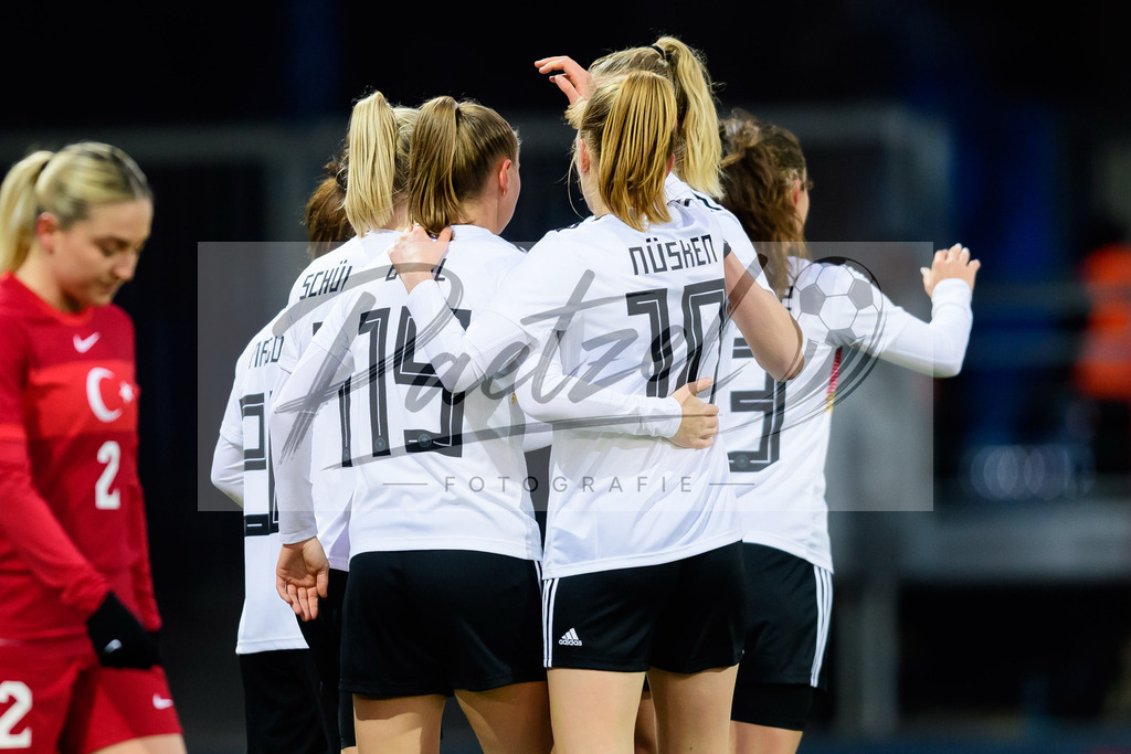 GERTUR20211126_119 | Fussball, Frauen: Lea Schueller (Germany) Torjubel, jubelt mit ihrer Mannschaft nach dem Treffer zum 2:0 bei dem Spiel der WM-Qualifikation zwischen Deutschland und Tuerkei im Eintracht-Stadion am 26.11.2021 in Braunschweig, Deutschland. - Realisiert mit Pictrs.com