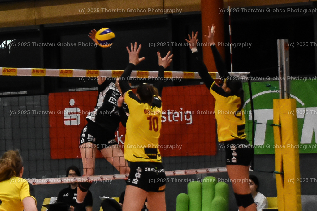 VBL VFB Suhl vs. SCHWARZ-WEISS Erfurt | Katarina Osadchuk #10 (VFB Suhl), Lauren Plum #7 (VFB Suhl); VBL VFB Suhl vs. SCHWARZ-WEISS Erfurt, Volleyball-Bundesliga Frauen am 17.02.2018 in der Multihalle in Meiningen, (Deutschland) - Realisiert mit Pictrs.com