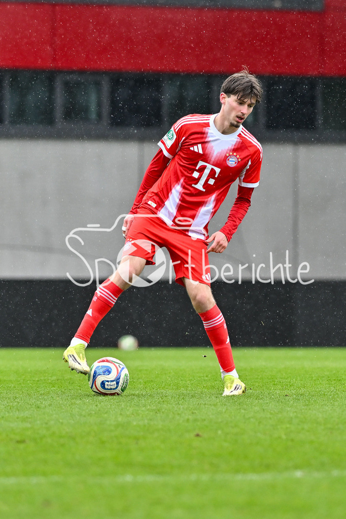 FC Bayern München - Berliner Athletik Klub | MUNICH, GERMANY - 21. FEBRUARY: am BAll Roko MIJATOVIC (FC Bayern München U19 12) / Einzelfoto / Freisteller während dem Spiel zwischen der U19 des FC Bayern München und der U19 des Berliner Athletik Klubs am 3. Spieltag der DFB-U19 Nachwuchsliga am FC Bayern Campus