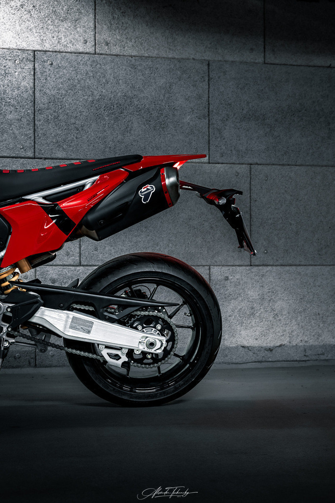 Hypermotard 698 Mono | Entdecken Sie die faszinierende Welt von Alexander Tschuncky Arts: Kreative Fotografie, atemberaubende Automobilkunst und hochwertiger Bilderdruck. Lassen Sie sich inspirieren! - Realisiert mit Pictrs.com