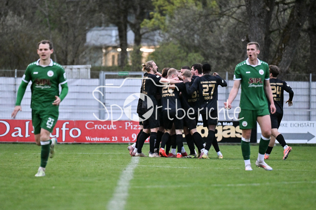 VfB Eichstätt - TSV Schwaben Augsburg | EICHSTÄTT, GERMANY - 14. APRIL: Jubel der Gäste nach dem Treffer zum 0-1 durch Achitpol KEEREEROM (TSV Schwaben Augsburg 29) / Tor / Torschuetze / Freude / Happy  während dem Match zwischen dem VfB Eichstätt und dem TSV Schwaben Augsburg am 19. Spieltag der Regionalliga Bayern im Hirsch Sportpark