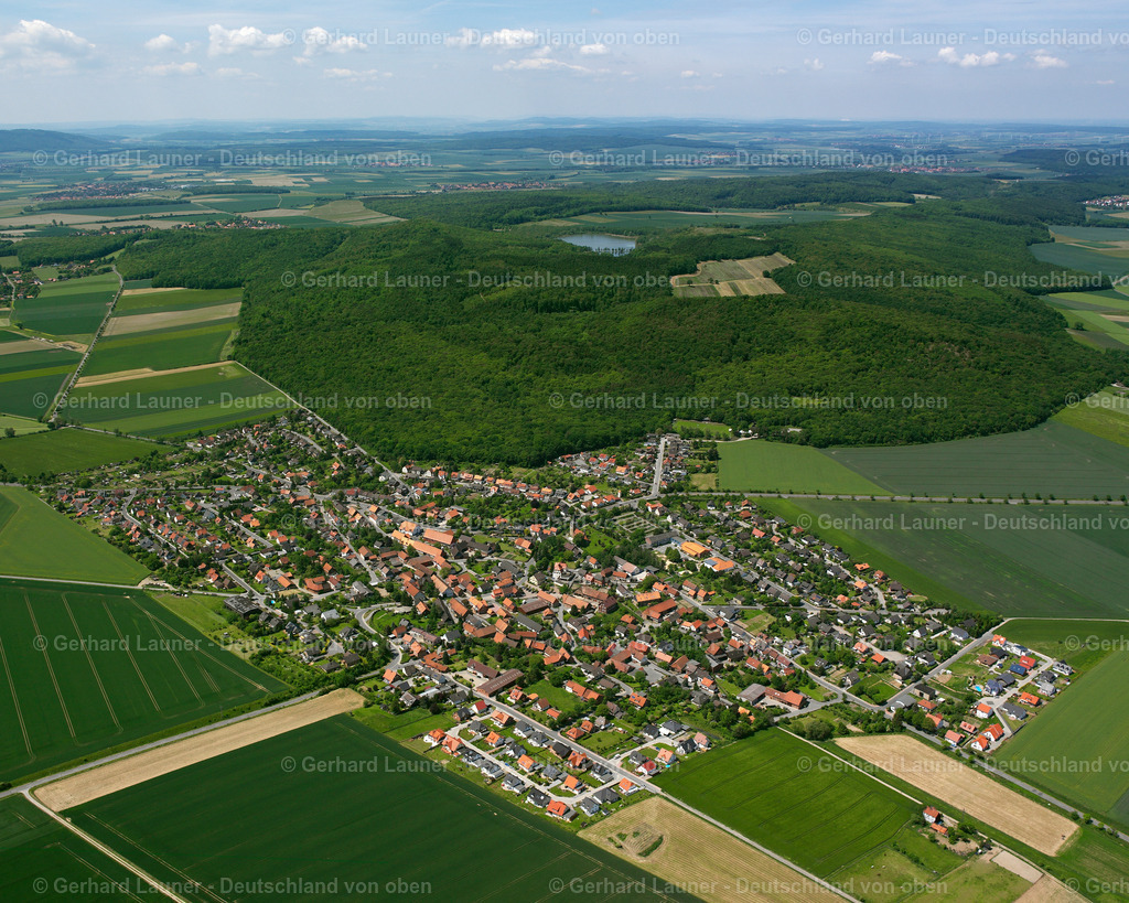 2638260 | IMMENRODE 09.06.2006 Stadtansicht vom Stadtrand angrenzend an landwirtschaftliche Feldern  in Immenrode im Bundesland Niedersachsen, Deutschland // City view from the outskirts with adjacent agricultural fields  in Immenrode in the state Lower Saxony, Germany Foto: Gerhard Launer