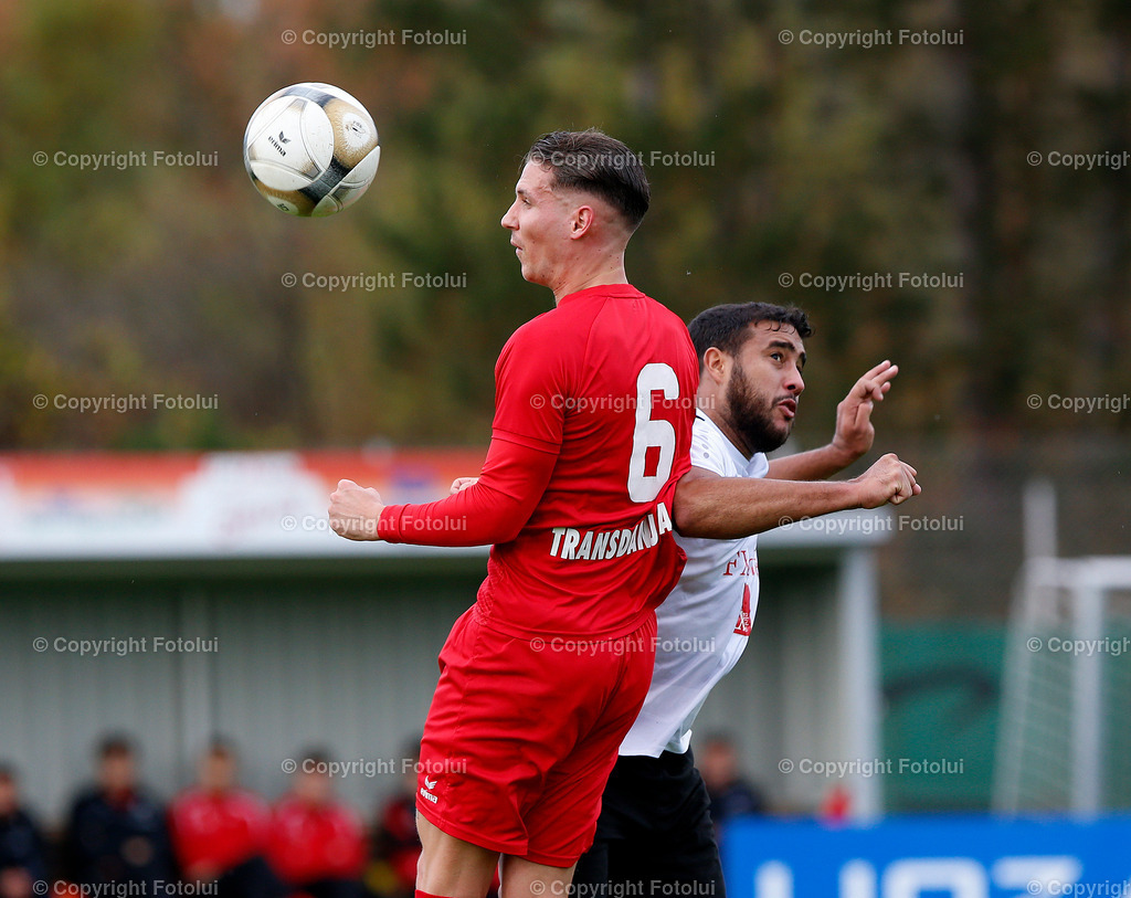 A_LUI_221022_12 | SPORT,FUSSBALL,LT1 OOE LIGA ASKOE OEDT-ATSV STADL-PAURA 22.10-2022 IM BILD: BUENYAMIN MARCO WEBER  (OEDT) UND ROLAND AGYEI (STADL-PAURA) FOTO:FOTOLUI