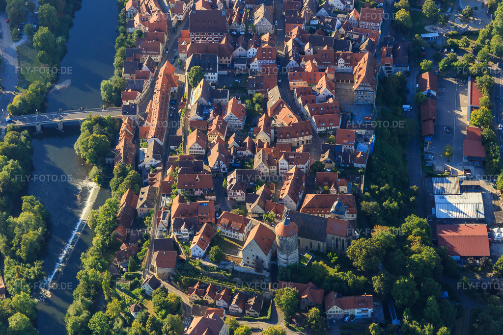 Luftbild: Historische Altstadt mit Schlosshof, Turm,. Stadtkirche und Schule am Steinhaus, SBBZ Lernen in Besigheim im Bundesland Baden-Württemberg in Deutschland.Foto: IMG_093529.jpg vom 22.08.2016 durch Werner Riehm/FLY-FOTO.deAuflösung des Originals: 5472 x 3648 pxWWW.BESIGHEIM-EVANGELISCH.DE