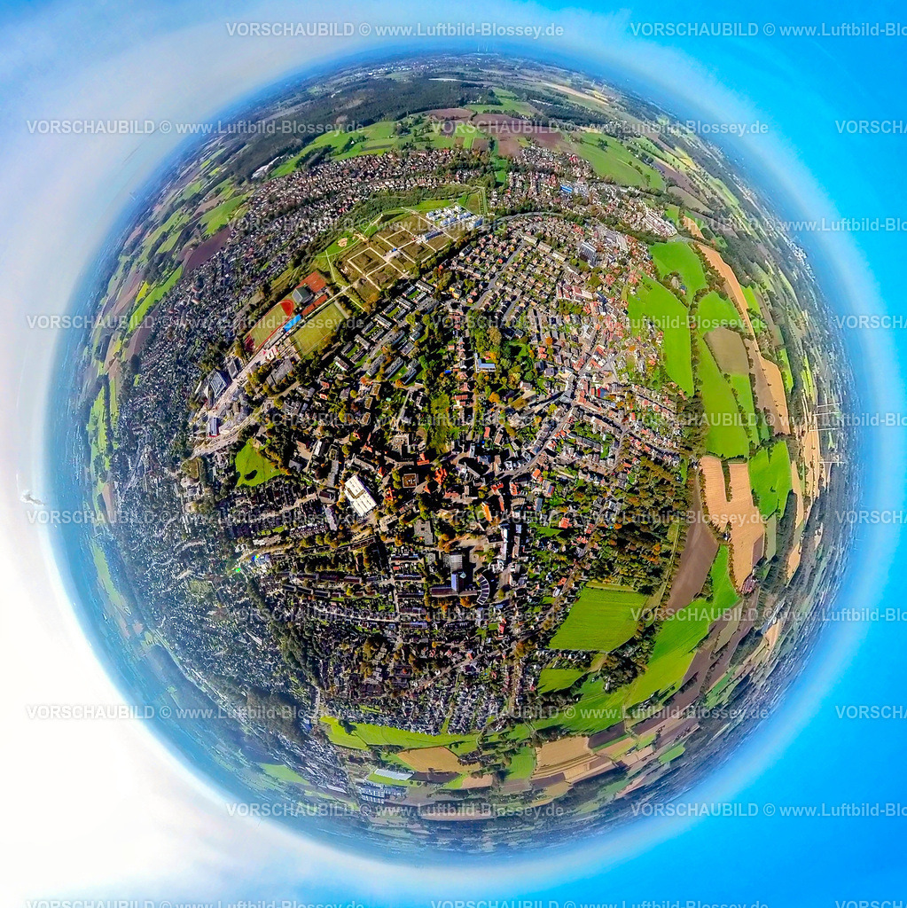 Selm241190543 | Luftbild, Stadtgebiet Wohngebiet Auf dem Geist und Ortsansicht Selm, Sportzentrum mit Fußballstadion Sparkassen Arena, Campusplatz Süd mit Stauferstele und Auenpark Baugelände für neues Wohngebiet, Erdkugel, Fisheye Aufnahme, Fischaugen Aufnahme, 360 Grad Aufnahme, tiny world, little planet, fisheye Bild, , Selm, Ruhrgebiet, Nordrhein-Westfalen, Deutschland
