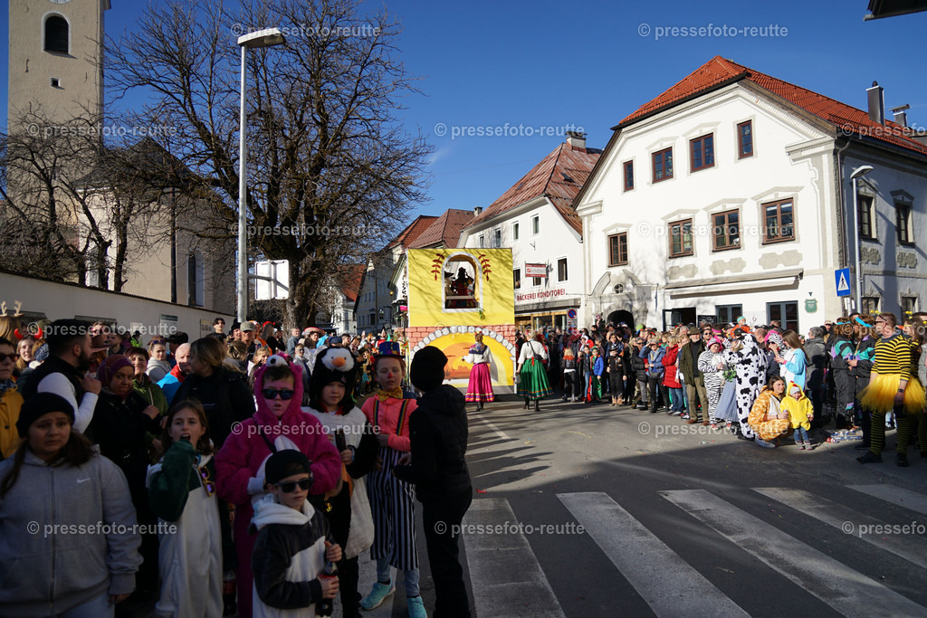 news-2023-Feb16-Unsinniger_Fasching_Reutte-sony-DSC02591 | Info aus dem Bezirk Reutte/Ausserfern Tirol sowie eine umfangreiche Bilddatenbank über die gesamte Region: Lechtal, Talkessel Reutte, Tannheimertal, Zwischentoren. Lech, Plansee, Zugspitze, Grenztunnel, B179, Fernpassstraße, Verkehr, Lawinen, Tradition, - Realisiert mit Pictrs.com