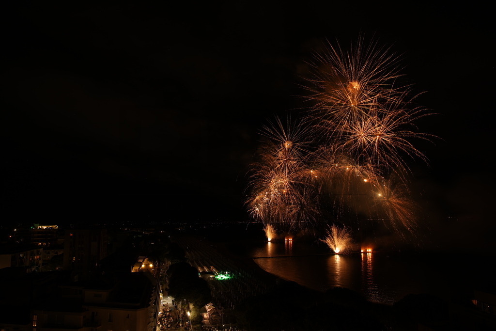 Ferragosto Fireworks in Grado, Italy | GRADO, ITALY, 15.AUG.26 - FIREWORKS - Ferragosto fireworks over the Adriatic Sea in Grado, Italy. Colorful fireworks light up the night sky above the beach, coastline and waterfront during the traditional summer celebration. - Realisiert mit Pictrs.com