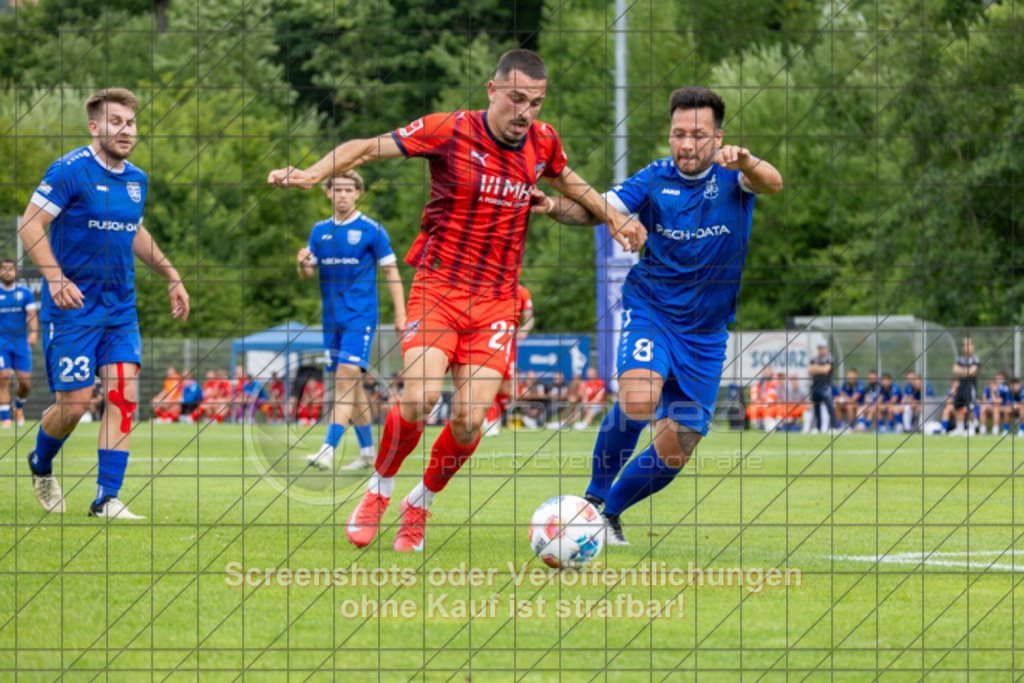 20250706_160854_1391 | #,TSG Salach (blau) vs. 1.FC Heidenheim (rot), Fußball, Freundschaftsspiel - WfV, Saison 2025/2026, Rasensportplatz, Staufenecker Str. 41, 73084 Salach, 06.07.2025 - 15:30 Uhr,Foto: PhotoPeet-Sportfotografie/Peter Harich
