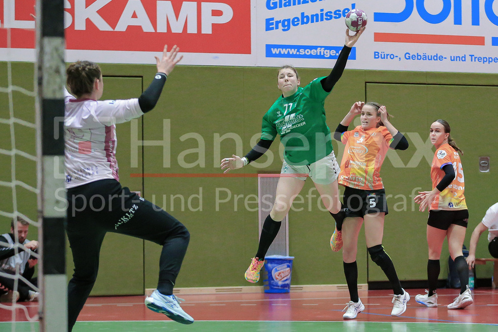 Handball, 2. Bundesliga Frauen, SV Werder Bremen - HCD Gröbenzell | v.li.: Elaine Rode (SV Werder Bremen, 77) beim Wurf, am Ball, Spielszene, Aktion, Action