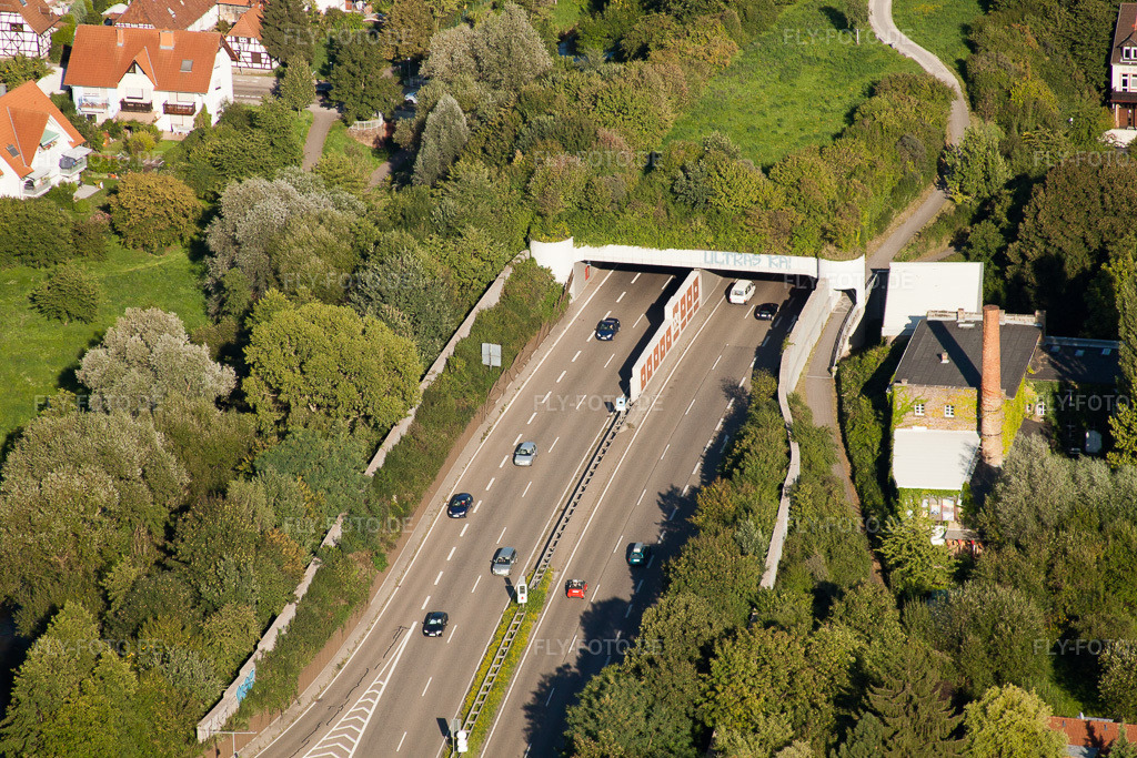 Luftbild: Ein- und Ausfahrt des Edeltrud Tunnel der Südtangente die Straße B10 verläuft durch den Tunnel im Ortsteil Beiertheim - Bulach im Ortsteil Beiertheim-Bulach in Karlsruhe im Bundesland Baden-Württemberg in Deutschland. Foto: IMG_32268.jpg vom 21.08.2010 durch Werner Riehm/FLY-FOTO.de