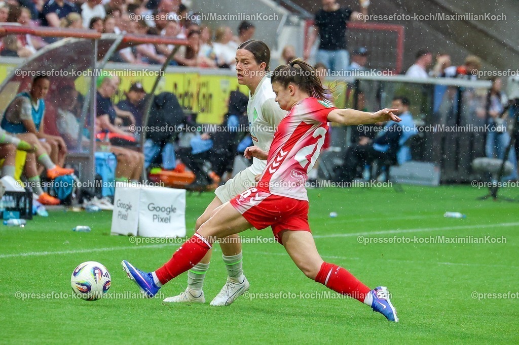xsscx02052601103 | 02.05.2026, xsscx, Frauen Fussball, 1. FC Köln - Werder Bremen, 1. Fussball Bundesliga, 24. Spieltag, RheinEnergie-Stadion, Saison 2025 2026: Lara Schmidt (Werder Bremen #24) im Zweikampf gegen Martyna Wiankowska (1. FC Köln #26) DFB regulations prohibit any use of photographs as image sequences and or quasi-video. Photo: xSandraxScherningxPressefotoKochx