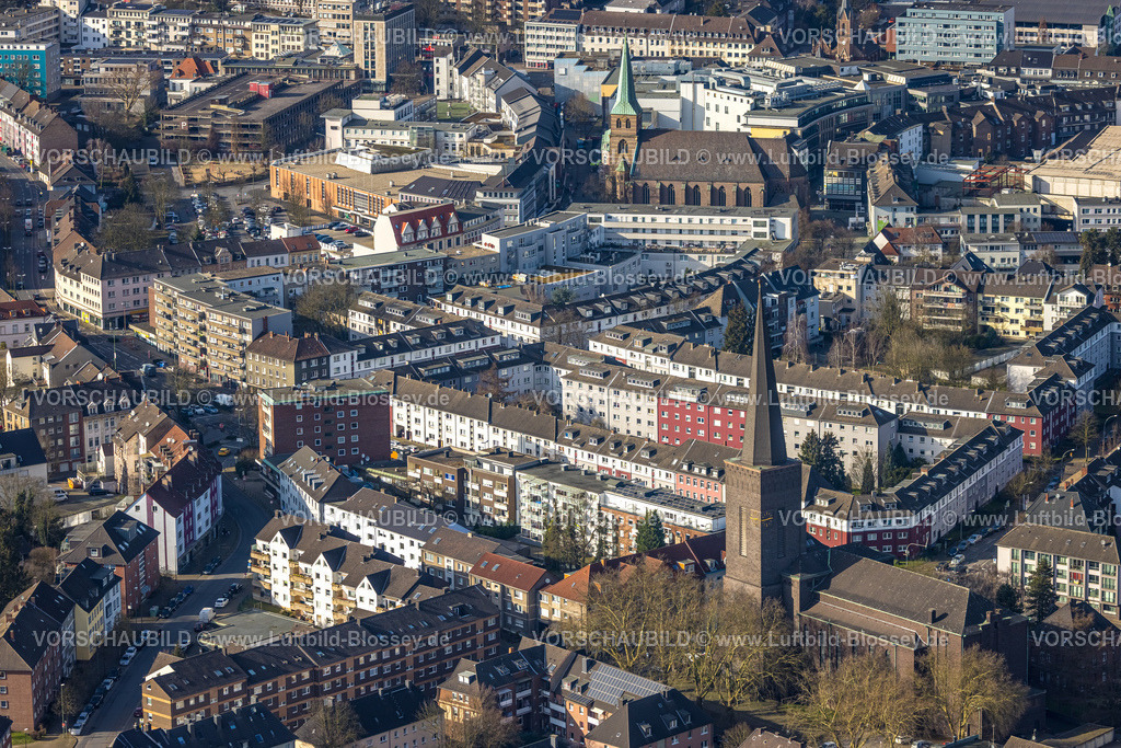 Bottrop250202568Mitte | Luftbild, City Innenstadtansicht mit Wohnhäusern und Geschäftshäusern, vorne die kath. Herz Jesu Kirche, Mitte die kath. Kirche St. Cyriakus mit ehemaligem Karstadthaus, hinten die evang. Martinskirche, Hansa-Center mit Ehrenpark und Hochhäuser, daneben die Gustav-Heinemann-Realschule und Marie-Curie-Realschule am Sportplatz, hinten rechts das Rathaus Bottrop, Süd-West, Bottrop, Ruhrgebiet, Nordrhein-Westfalen, Deutschland