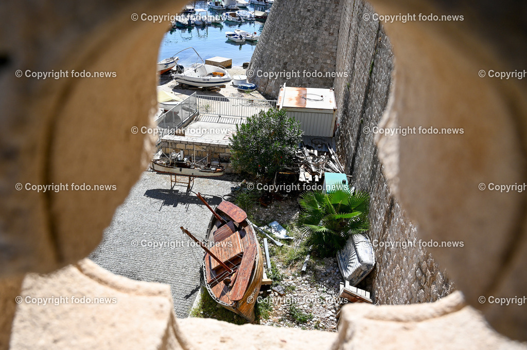 Kroatien_ Dubrovnik_ 11.10.2023-61 | 11.10.2023, Kroatien, HRV, Dubrovnik im Bild Gastronomie, Tourismus, Touristen, Sehenswuerdigkeiten, Stadtansichten



eine Stadt im suedlichen Kroatien an der Adriakueste in der Gespannschaft Dubrovnik-Nereveta. Die Altstadt wurde im Jahr 1979 von der UNESCO in die Liste des Weltkulturerbes aufgenommen.