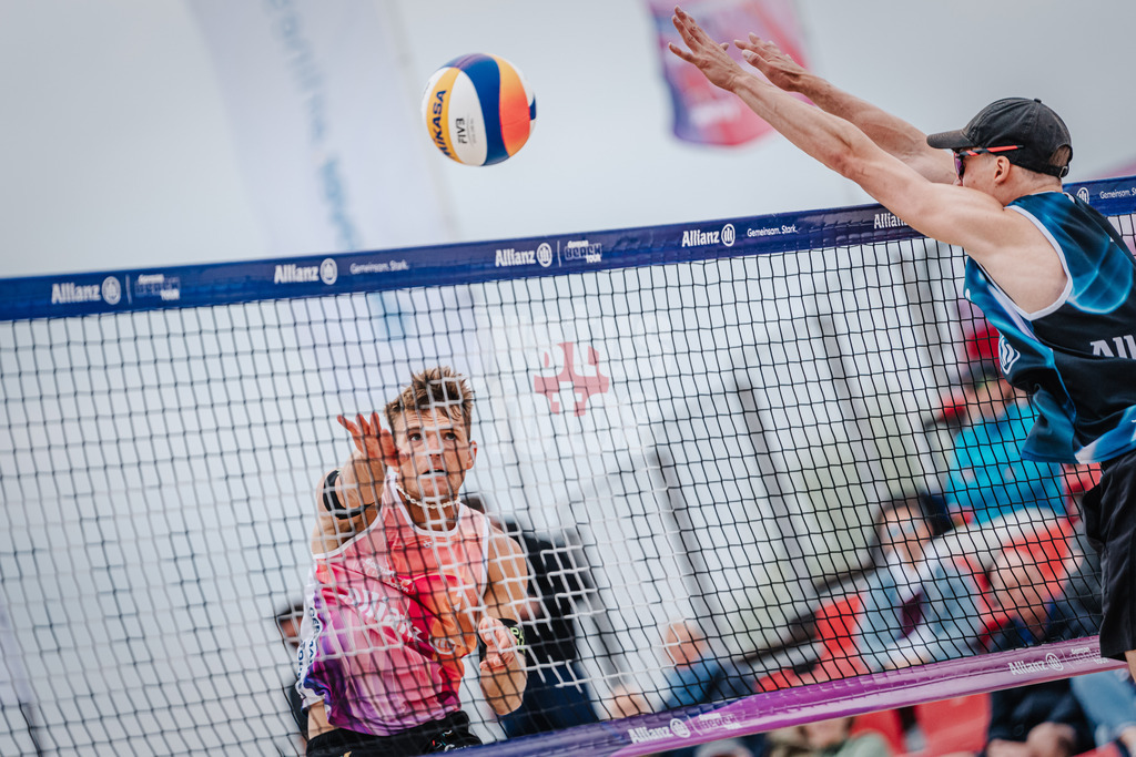 Beachvolleyball | Männer | German Beach Tour 2024 | Tourstop Bremen | 07.06.2024 | Daniel Kirchner (links) beim Angriff