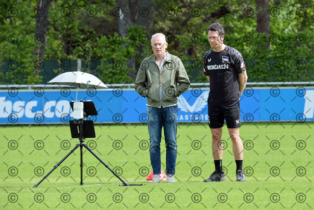 RGE_9464b | Hertha BSC, 2.Bundesliga, Herren, Training, Saison 2025/26, von li. Geschäftsführer Peter Görlich ( Hertha BSC ), Athletiktrainer Henrik Kuchno ( Hertha BSC ),   Montag 04.05. 2026,   Fotograf:   Ralf Gebhardt - Realisiert mit Pictrs.com