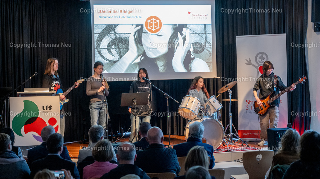 LFS_Strahelmann_Fotografie-Thomas-Neu-37 | bbe, Bensheim, Liebfrauenschule, Strahlemann Talent Company, Schulleiter , die SDchulband war Teil des Eröffnungsprogramms, Bild: Thomas Neu