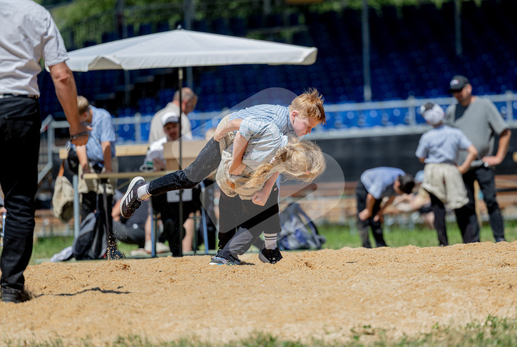 SchwyzerJung2026_00068 | Die Schwinger des Schwyzer Kantonalen Schwingerverbandes: Fotos, die Dynamik und Leidenschaft festhalten, sowie emotionale Momente aus dem traditionellen Schwingsport zeigen. - Realisiert mit Pictrs.com
