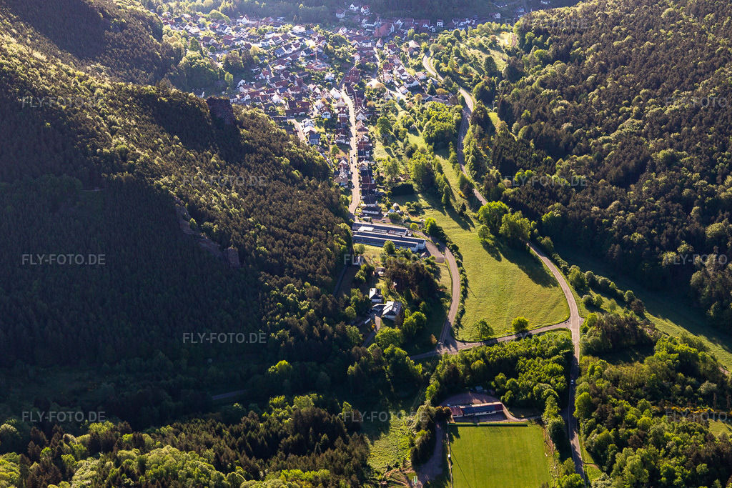 Luftbild:  in Lug im Bundesland Rheinland-Pfalz in Deutschland. Foto: IMG_131408.jpg vom 14.05.2022 durch Werner Riehm/FLY-FOTO.deOrtsgemeinde Lug