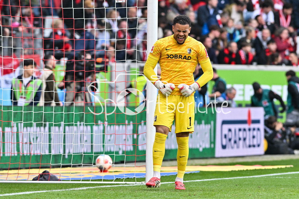 SC Freiburg - FC Bayern München | FREIBURG, GERMANY - 04. APRIL: im Bild Noah ATUBOLU (SC Freiburg 1) Jubel / Einzelfoto / Freisteller während dem Bundesligamatch zwischen dem SC Freiburg und dem FC Bayern München am 28. Spieltag im Europa-Park Stadion / DFL REGULATIONS PROHIBIT ANY USE OF PHOTOGRAPHS AS IMAGE SEQUENCES AND/OR QUASI-VIDEO