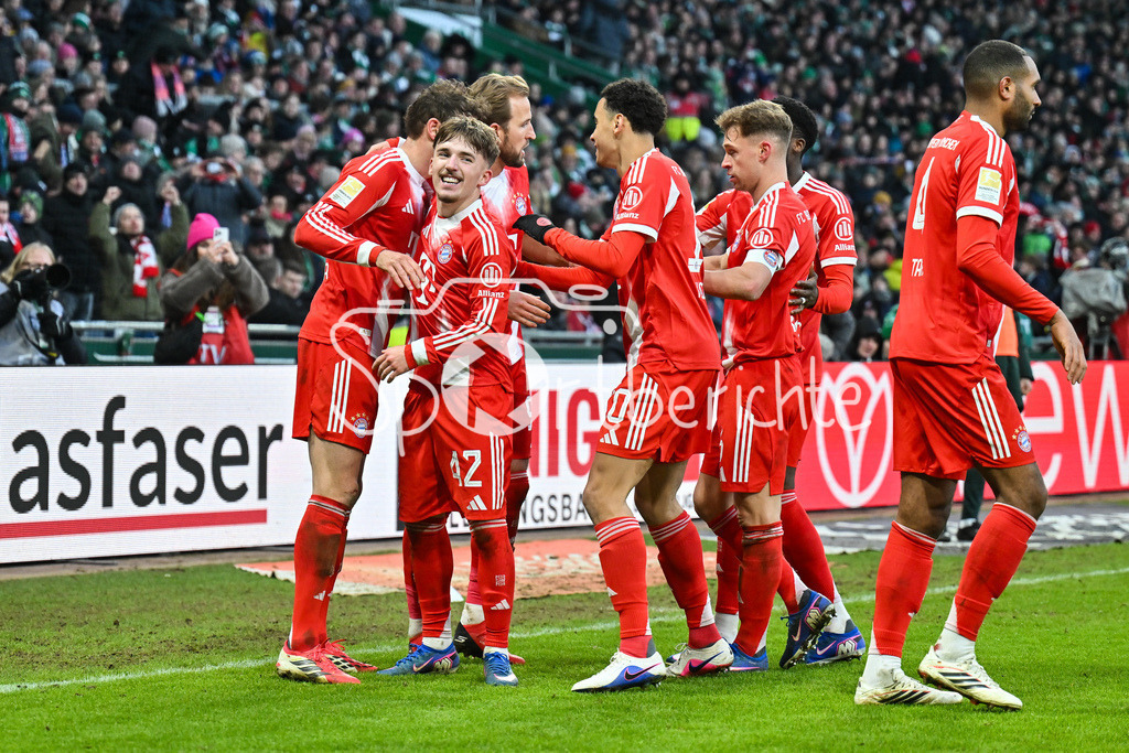 SV Werder Bremen - FC Bayern München | BREMEN, GERMANY - 14. FEBRUARY: Jubel der Bayern nach dem Treffer zum 0-3 durch Harry Leon GORETZKA (FC Bayern Munich 8)  Tor / Torschuetze / Freude / Happy während dem Bundesligamatch zwischen dem SV Werder Bremen und dem FC Bayern München am 22. Spieltag im Weserstadion / DFL REGULATIONS PROHIBIT ANY USE OF PHOTOGRAPHS AS IMAGE SEQUENCES AND/OR QUASI-VIDEO