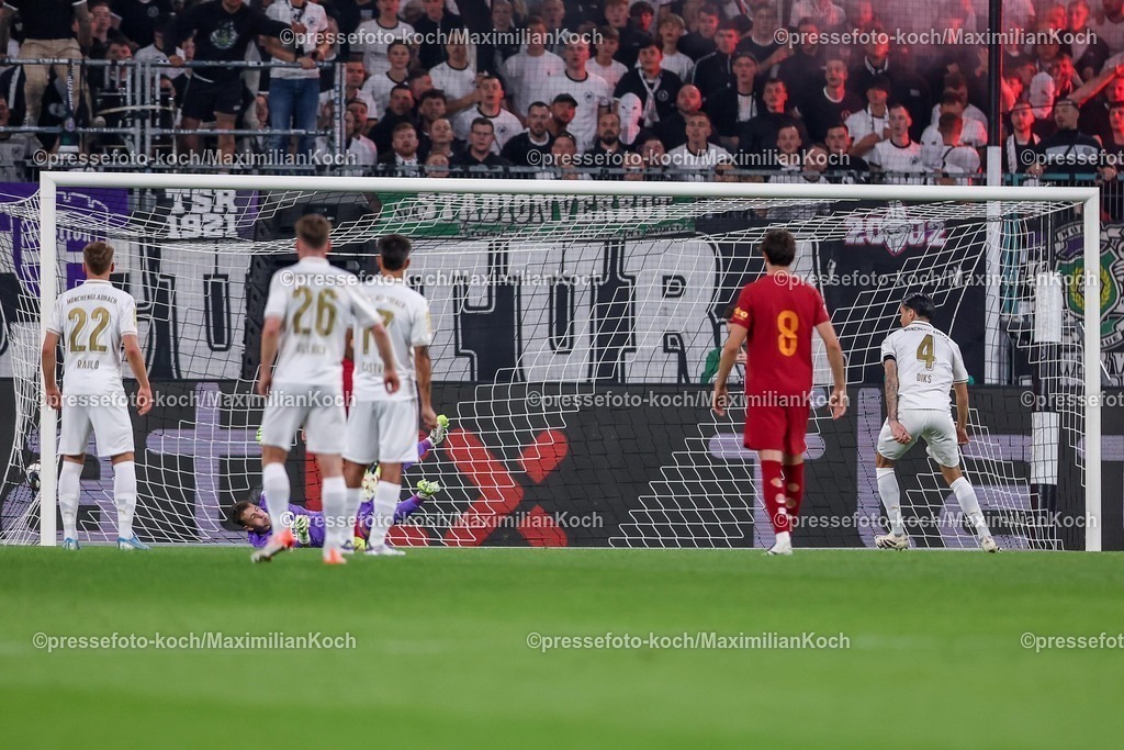 BMG02082501048 | 02.08.2025, Fußball, Borussia Mönchengladbach - FC Valencia, 125 Jahrfeier Jubiläumsspiel, Borussia-Park, Saison 2025 2026: Kevin Diks (Borussia Mönchengladbach #04) verwandelt den Elfmeter zum 2:0 Tor Treffer Torschuss  DFB regulations prohibit any use of photographs as image sequences and or quasi-video.