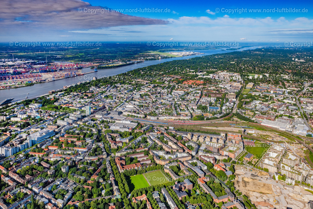 Hamburg_Altona_Bahnhof_ELS_0551050823 | HAMBURG 05.08.2023 Gleisverlauf und Bahnhofsgebäude der Deutschen Bahn am Bahnhof Hamburg-Altona in Hamburg. Es gibt städteplanerische Maßnahmen zur Neugestaltung des Gleis- und Bahngeländes. Weiterführende Informationen bei: Deutsche Bahn AG. // Railway tracks and facilities of the Deutsche Bahn at the train station Hamburg-Altona in Hamburg in Germany. There are plans to redevelop the area. Further information at: Deutsche Bahn AG. Foto: Martin Elsen
