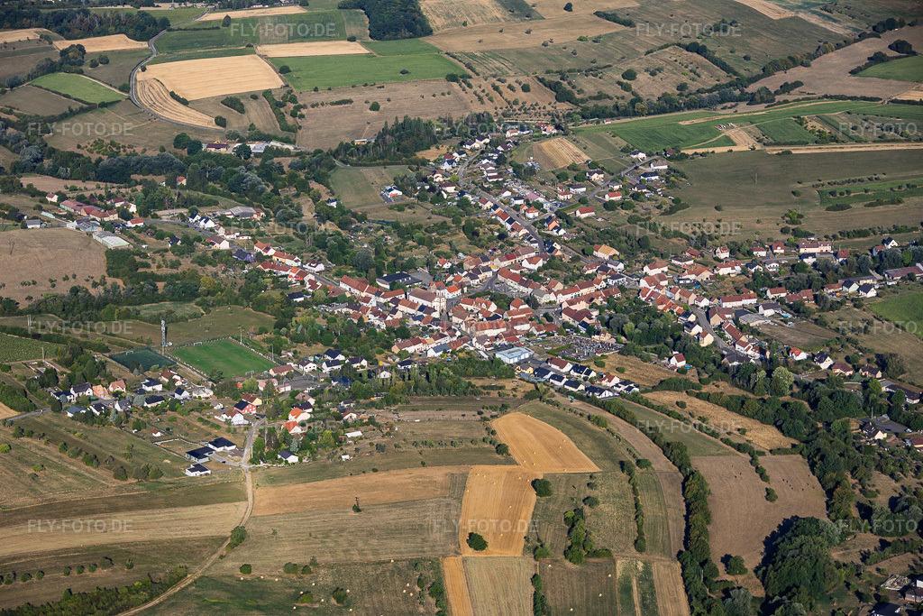 Luftbild: Ortsansicht von Osten in Wiesviller im Bundesland Moselle in Frankreich. – Foto: IMG_158585.jpg vom 14.08.2026 durch Werner Riehm/FLY-FOTO.de – Auflösung des Originals: 6000 x 4000 px