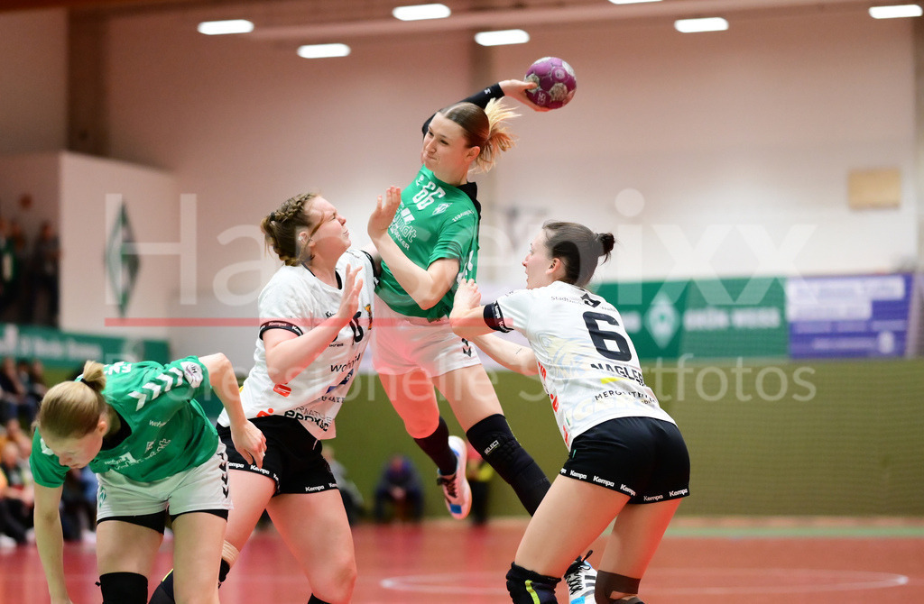 Handball, 2. Bundesliga Frauen, SV Werder Bremen - VfL Waiblingen | v.li.: Kimberly Gisa (VfL Waiblingen, 18), Luise Albert (SV Werder Bremen, 66) und Vanessa Nagler (VfL Waiblingen, 6) im Dreikampf, Zweikampf, Spielszene, Aktion, Action