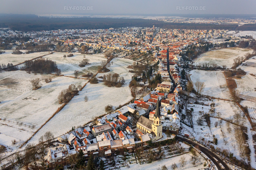 Luftbild: St. Dionysius im Hinterstädel im Winter bei Schnee in Jockgrim im Bundesland Rheinland-Pfalz in Deutschland. Foto: IMG_35801.jpg vom 04.12.2010 durch Werner Riehm/FLY-FOTO.de