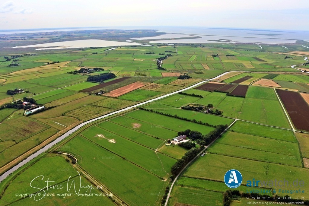Luftbilder Hattstedtermarsch | Hattstedtermarsch ist bekannt für seine Weite und Wasserflächen, die es zu einer idealen Gegend für Natur- und Küstenschutz machen. Es gibt Möglichkeiten für Wanderungen, Radtouren und Wattwanderungen. Die Arlau bietet auch Möglichkeiten für Kanutouren und Angeln.