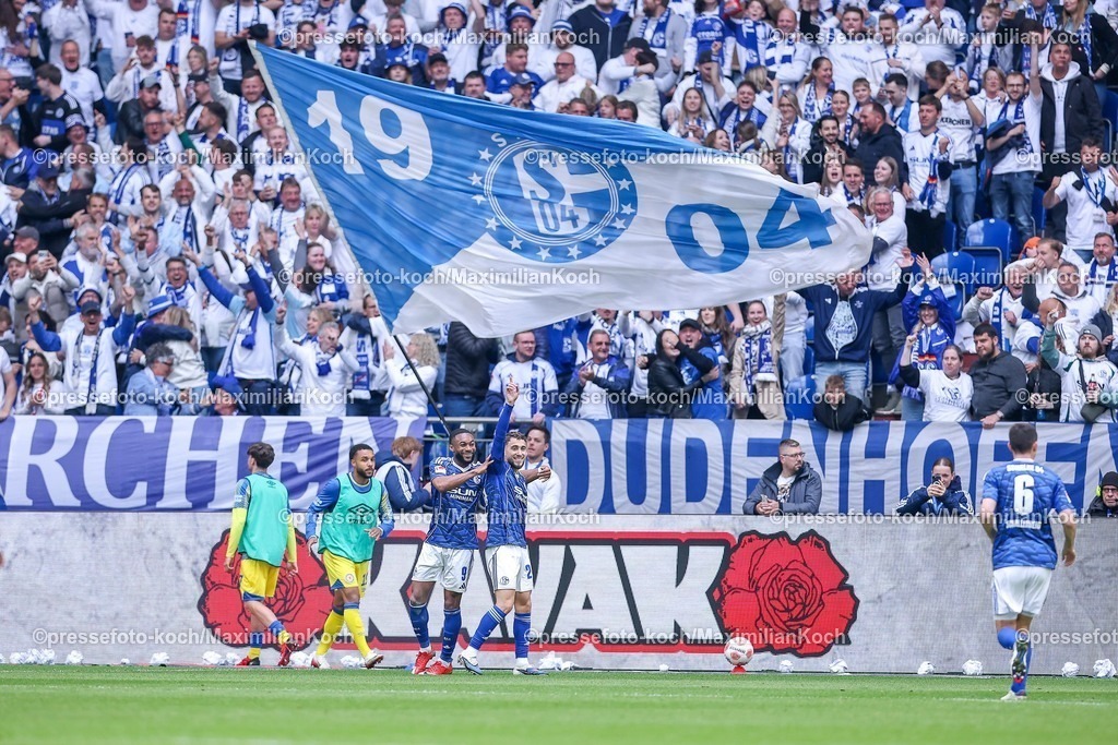 S0417052601018 | 17.05.2026, Fußball, FC Schalke 04 - Eintracht Braunschweig, 34. Spieltag, 2. Fußball Bundesliga, Veltins-Arena Gelsenkirchen, Saison 2025 2026: Torjubel nach dem Tor zum 1:0 durch Torschütze Adil Aouchiche&nbsp;(Schalke04 #24)    DFB regulations prohibit any use of photographs as image sequences and or quasi-video.